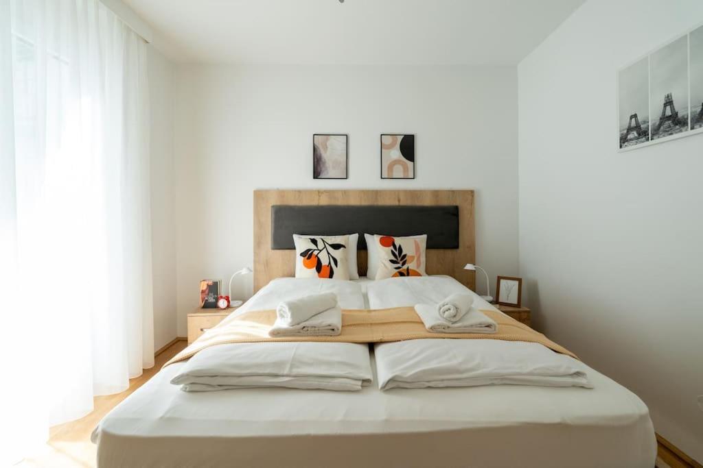 Sunny 1Br Home With Balcony By Hm Вена Экстерьер фото