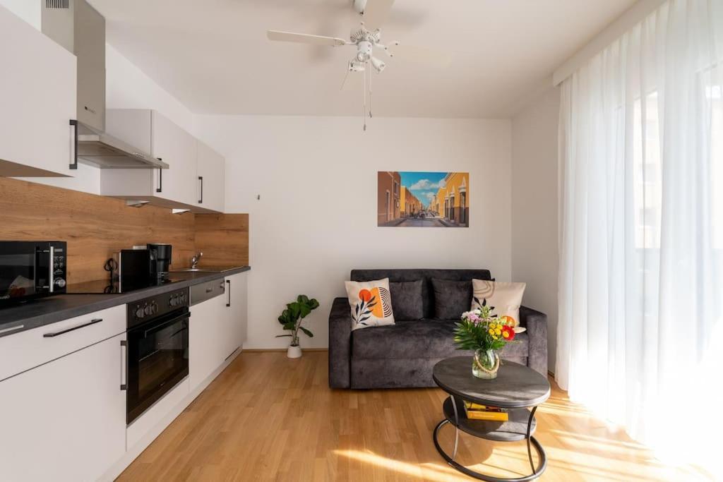 Sunny 1Br Home With Balcony By Hm Вена Экстерьер фото
