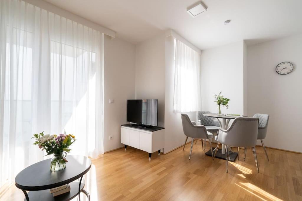 Sunny 1Br Home With Balcony By Hm Вена Экстерьер фото
