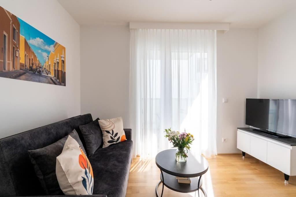 Sunny 1Br Home With Balcony By Hm Вена Экстерьер фото