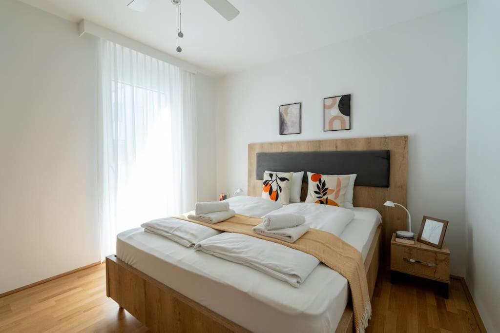 Sunny 1Br Home With Balcony By Hm Вена Экстерьер фото