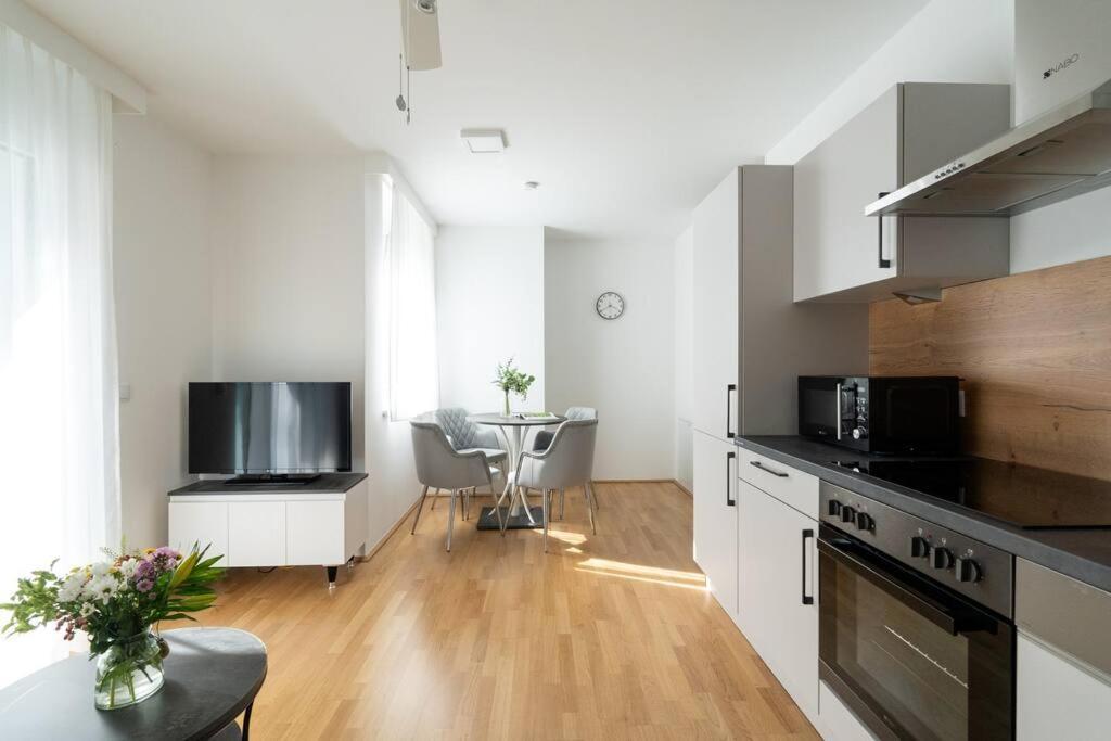 Sunny 1Br Home With Balcony By Hm Вена Экстерьер фото