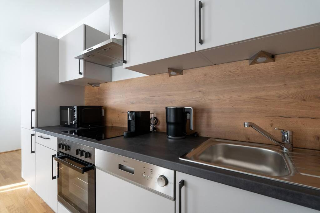 Sunny 1Br Home With Balcony By Hm Вена Экстерьер фото